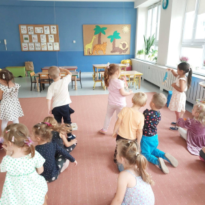 Przedszkolaki świętują Międzynarodowy Dzień Kropki. 
