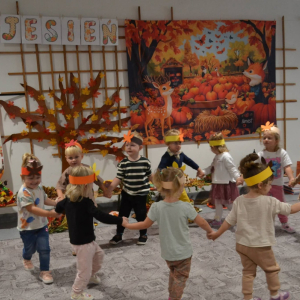 Występy artystyczne z okazji powitania jesieni.