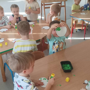 Przedszkolaki świętują Dzień Jabłka.