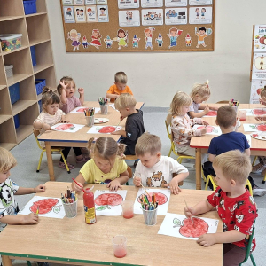 Przedszkolaki świętują Dzień Jabłka.