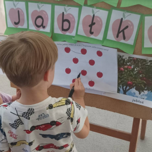 Przedszkolaki świętują Dzień Jabłka.