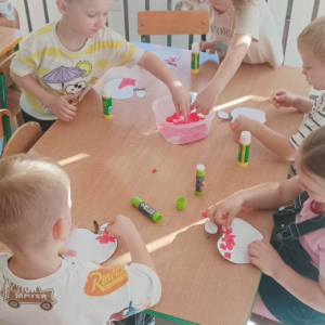 Przedszkolaki świętują Dzień Jabłka.