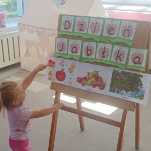 Przedszkolaki świętują Dzień Jabłka.