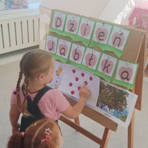 Przedszkolaki świętują Dzień Jabłka.
