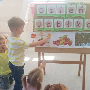 Przedszkolaki świętują Dzień Jabłka.
