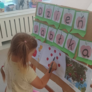 Przedszkolaki świętują Dzień Jabłka.
