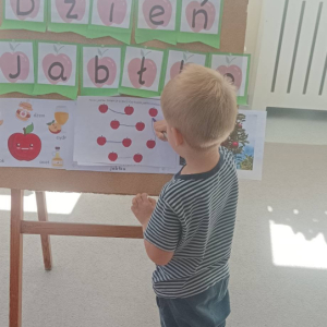 Przedszkolaki świętują Dzień Jabłka.
