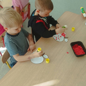 Przedszkolaki świętują Dzień Jabłka.
