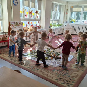 Przedszkolaki świętują Dzień Jabłka.