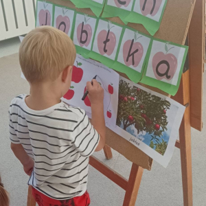 Przedszkolaki świętują Dzień Jabłka.