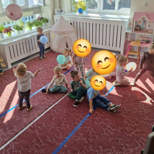 Przedszkolaki świętują Dzień Chłopaka.