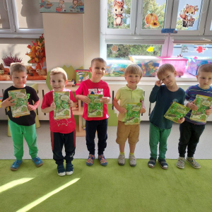 Przedszkolaki świętują Dzień Chłopaka.