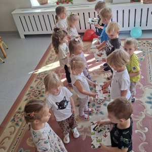 Przedszkolaki świętują Dzień Chłopaka.