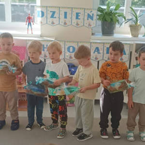 Przedszkolaki świętują Dzień Chłopaka.