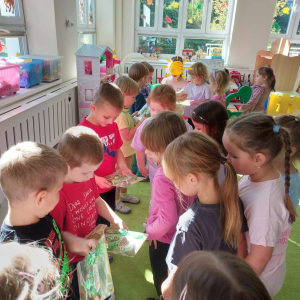 Przedszkolaki świętują Dzień Chłopaka.