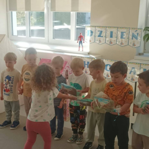 Przedszkolaki świętują Dzień Chłopaka.