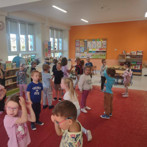 Przedszkolaki świętują Dzień Chłopaka.