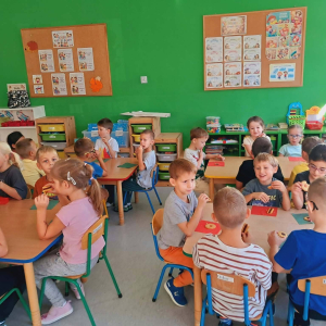Przedszkolaki świętują Dzień Chłopaka.