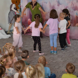 Przedszkolaki oglądają spektakl teatralny.