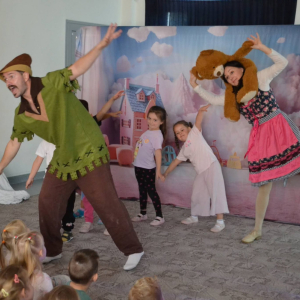 Przedszkolaki oglądają spektakl teatralny.
