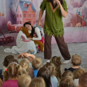 Przedszkolaki oglądają spektakl teatralny.