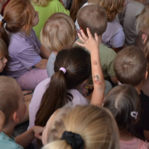 Przedszkolaki oglądają spektakl teatralny.