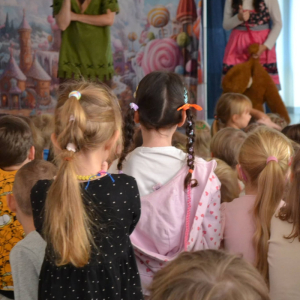 Przedszkolaki oglądają spektakl teatralny.