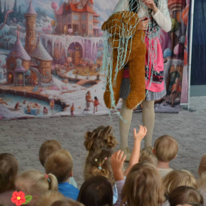 Przedszkolaki oglądają spektakl teatralny.