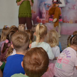 Przedszkolaki oglądają spektakl teatralny.