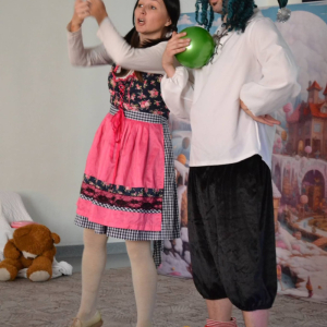 Przedszkolaki oglądają spektakl teatralny.