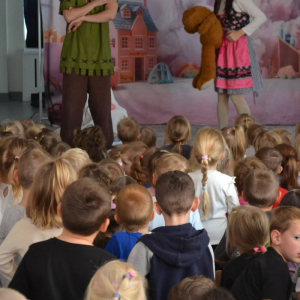 Przedszkolaki oglądają spektakl teatralny.