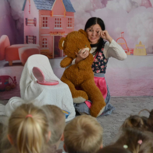 Przedszkolaki oglądają spektakl teatralny.